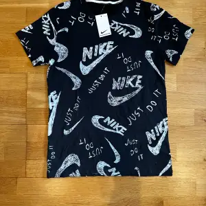 Hej, nu säljer jag min helt nya Nike t-shirt. Taggen är kvar och aldrig använd. Han på bilden är cirka 168. Skriv för mer bilder eller funderingar!