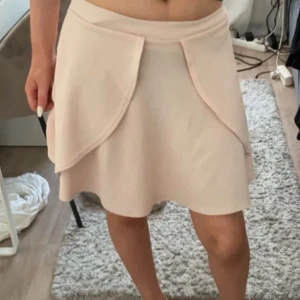 Kjol - Sparsamt använd, inga defekter 🩷 har inte tillgång till fler bilder just nu då det är min syster som säljer 