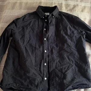 Skjorta - Snygg svart skjorta från hm, jättebra skick, linne och ull blandning