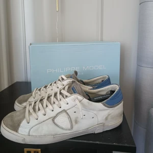 Philippe Model - Jag säljer mina Philippe Model skor i storlek 43. Detta är ett utav de mest eftertraktade modellerna. De är i ganska bra skick. De flesta slitningarns är design. Pris kan diskuteras. Hör av er vid minsta fundering. Box medföljer.