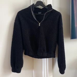 Svart topp - En fin svart topp med kedja. Den är i bra skick. Skriv privat för mer info❤️