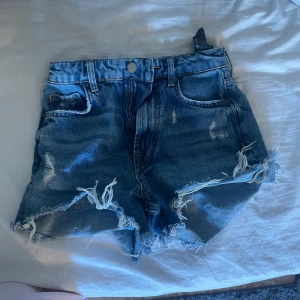 Jeans Shorts - Fina jeans shorts, enda felet enligt mig är att dem är högmidjade med annars hur snygga som helst. 