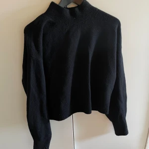 Halvpolo trlha - Superfin tröja från &Other Stories, storlek S