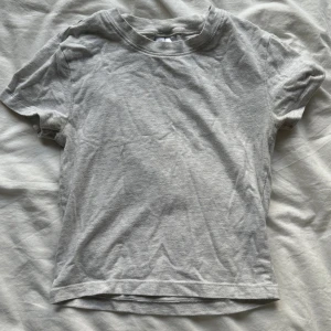 Grå t-shirt  - Söt mjuk grå t-shirt 🩶🩶