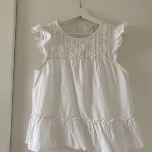 Vit blus - Jättesöt blus, men tyvärr lite fläckar vid armhålorna. Syns mindre när man har dem på sig. 