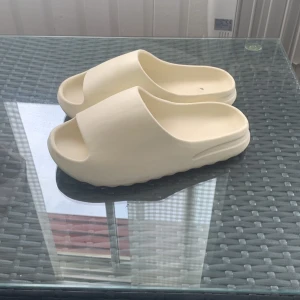 Yeezys  - Yeezys replika, lite smutsiga men går efter rengöring. Bekväma och använda en sommar