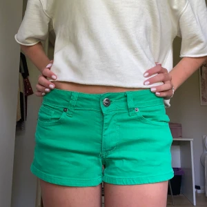 Gröna jeansshorts  - Så snygga i nyskick 
