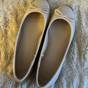 Ballerina skor  - Säljer nu dessa super fina ballerina skor pga att de är för små    De är använda en gång, köpare står för frakt men pris är diskuter bart, inga repor eller smuts fläktar men undersidan kommer jag tvätta innan skeppning så att de ser nya ut. Strl 36🥰🥰