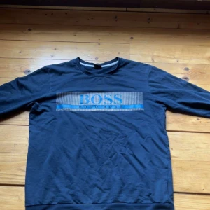 Hugo boss  - Hej jag vill sälja min Hugo boss tröja för den passa inte mig de bra har en son tröja på sommaren kvällar den är äkta ochså jag kan fixa mer bilder om du har non fråga de bara höra va dig 