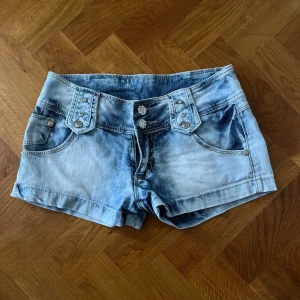 Lågmidjade jeans shorts  - Säljer dessa skitsnygga jeansshorts som är lågmidjade. Säljer pga att dom tyvärr är lite för små på mig. Fint skick, storlek 26!