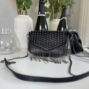 Nitväska - snygg nitväska som är använd men fint skick, lite defekt i väskan som ses på bilden🖤väskan är liten och rymmer inte jättemycket men är riktigt snygg!