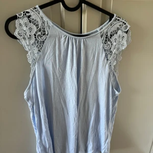 Blå topp - jätte fin blå topp, perfekt till sommaren och är i bra skick💞💞