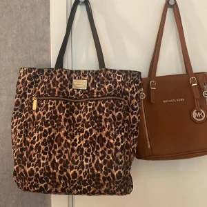 Viktoria secret väska  - Bra skick. Gammal modell, riktigt är den. Den åt höger alltså