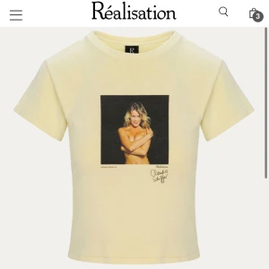 Ny! Réalisation Par baby tee - Baby tee från Réalisation Par, storlek S. Passar xs-m beroende på önskad passform. Ny med prislappen kvar. Nypris 80 Euro + frakt och tullavgift.💕
