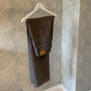 Weekday Jeans - Gråa galaxy loose straight jeans, använda ett fåtal gånger, väldigt bra skick och inga defekter. Säljer då jag inte använder byxorna.