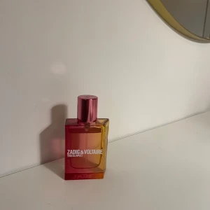 Zadig & Voltaire perfym this is love - Bara några sprut använda som ni ser på bilden den är i ny skick doften this is love. Har inte kvar förpackning. Pris kan diskuteras 