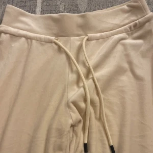 Mjukisbyxor  - Beiga sammet mjukisbyxor, använda endast en gång. Storlek Xs men passar S också. 