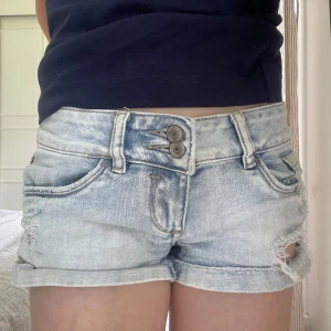 Lågmidjade jeansshorts - dessa skit snygga jeansshorts!! Kontakta mig innan köp!💓🥰