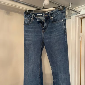 Flare Jenas  - Jeans från mango i modellen flare, superskönt stretchigt material! Nyskick 