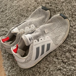 Adidas skor  - Säljer ett par Adidas skor i strlk 44,2/3 Väldigt fint skick, dom ser lite nersjunkna ut på bilden pga legat i en låda men när man väl sätter på sig dom ser dom fräscha ut. Det är tyvärr inte min strlk på skor och därav säljs.