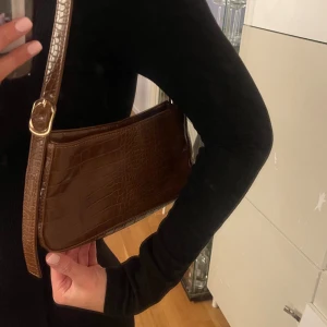Brun väska - Jättesöt brun väska med gulddetaljer. 