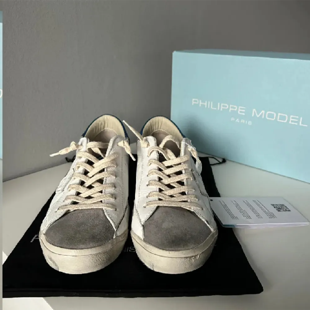 Säljer ett par Philippe model skor som är slutsålda överallt!• Skorna är helt splitter nya med alla tags •Storlek 44• Allt og ingår (Box, dustbag osv)… . Skor.