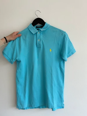  Ralph lauren pike ljusblå - En en ralph lauren pike som är äkta, använd 4-5 gånger stryker och tvättar den innan jag skickar den.