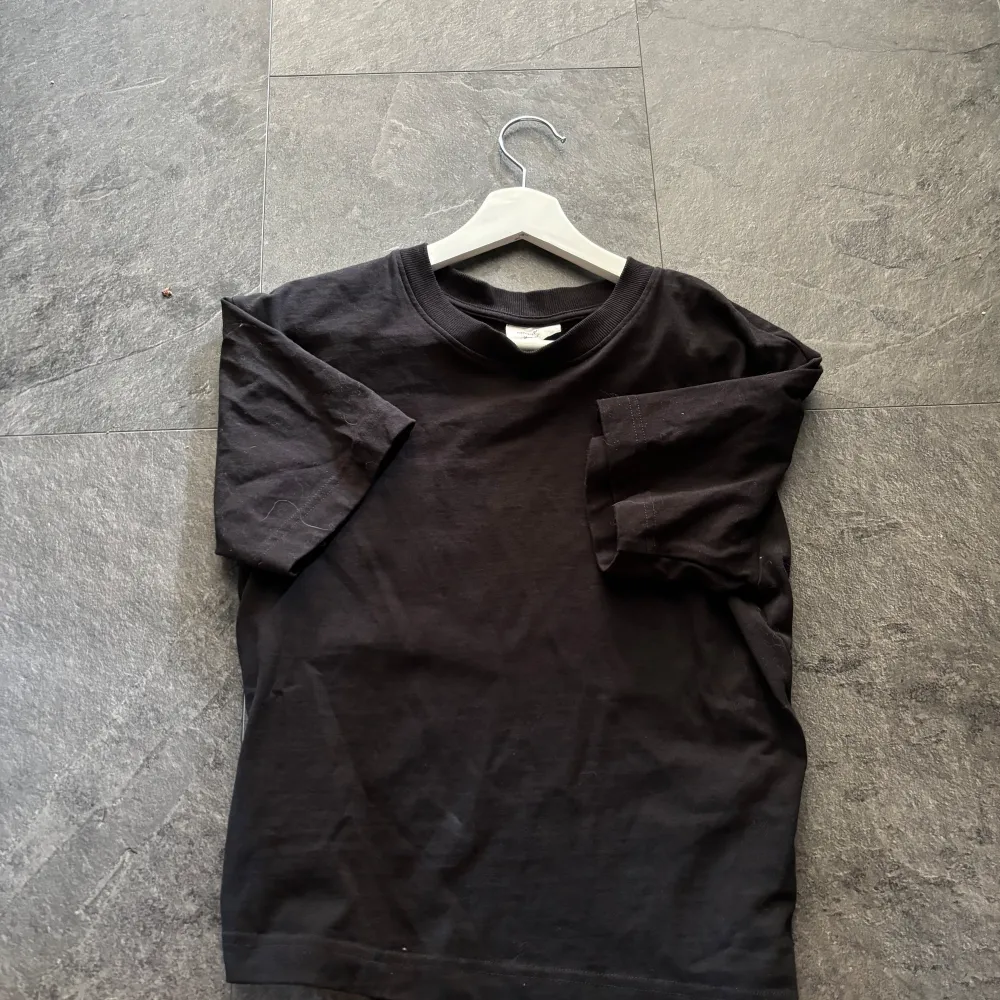 En basic vanlig svart t-shirt från Gina i strl S som inte används🌸💗. T-shirts.