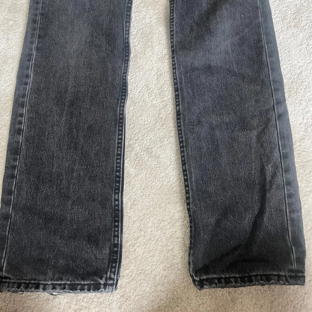 Säljer dessa mid waist straight zara jeans som knappt är använda😇. Jeans & Byxor.