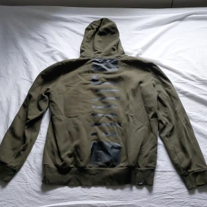 Puma hoodie - Använt skick men inget som märks. Relativt tunt material och väldigt skön. 