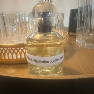 & other stories fig fiction parfym - En endast testad myskig och fräsch doft från & other stories i 50 ml som inte längre finns. Ordinarie pris är 300 kr 😊