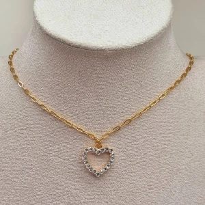 Handgjort halsband  - Handgjort  halsband  🖤Följ :@ekjewelryofficial🤲  🔗⛓️Material- rostfritt stål ,metall. Längd: 44cm. ❤️-2cm