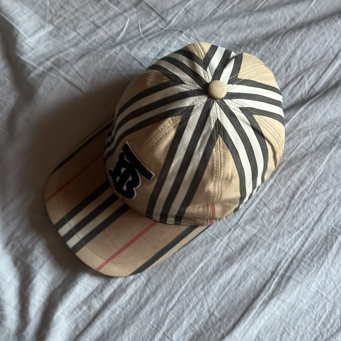 Säljer en burberry keps väldigt bra skick