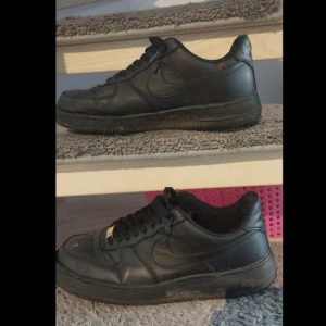 Air Force 1 - Säljer mina air force 1 svarta i storlek 44. Dem är väldigt slitna men har ändå kvar att ge. Skriv vid frågor