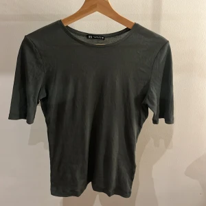 snygg grön tröja - säljer denna snygga gröna tröja från zara💕använd ett fåtal gånger och är i storlek S💕🥰☺️✌️