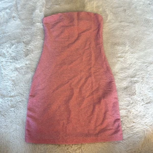 Glittriga bandeau klänning  - Supersöt glittrig rosa bandeau klänning från hm💓 Perfekt festklänning  Stretchigt material så passar även fler storlekar👌🏽