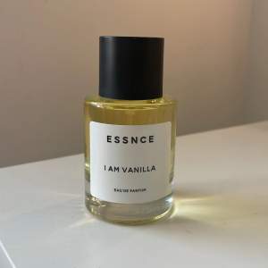 En vanilj parfym från essence luktar gott, den är helt oanvänd ❤️