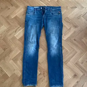 Säljer nu tyvärr bort en favorit då jeansen blivit för små. Dessa anbass jeans har en otroligt snygg tvätt och klassiska röda detaljer som ni kan se på bild två och fyra. Jeansen köptes för 1800kr! Säljs nu endast för 450. Jeansen är slim fit.