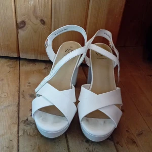 Skor - Fina klackar från skopunkten använda en gång sedan har dem barq stått.  Priset kan diskuteras!