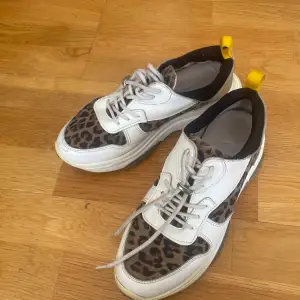 Sneakers med leopard print. Tvättar självklart upp dom men dom är inte så smutsiga eller trasiga på något sett 