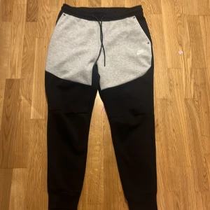 Byxor  - Hej säljer mina Nike byxor jag har aldrig använt det, st L men passar S-M litet i st bra skick skick  10/10 skriv om frågor eller funderingar 