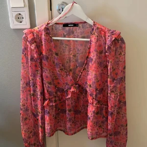 Bik bok blus - Säljer min super fina blommiga blus från bik bok för jag har tröttnat på den💞