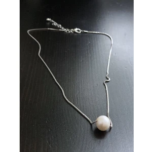 Stilrent halsband med pärla, silver, kedja, enkelt, dainty, vit, enkel - Stilrent halsband med nätt kedja och en pärla. Kedja längd: 47-54 cm, pärla diameter: 1 cm.