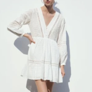 Klänning - Vit fin klänning köppt på Zara köppte för 500kr använd en gång.😇 Säljer pga av att den inte kommer till användning även fast att jag tycker den är jätte gullig och fin.🥰