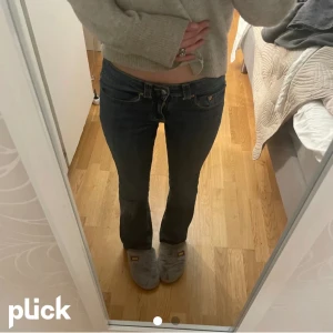 Säljer mina jätte fina jeans 💓 - Hej säljer mina jätte fina jeans får Gina då det är lite för korta ❤️första bilden är lånad men det är exakt samma❤️