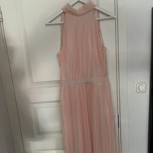Balklänning  - Säljer min rosa balklänning från Vila Har inte använt någon gång (hittade bild 2 på nätet på samma klänning) Storlek M passar S  Ordinarie pris 899 säljer för 799! Skriv gärna innan köp 