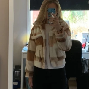 Höst-/vårjacka - Säljer pga aldrig kommit till användning  Storlek S men passar xs 