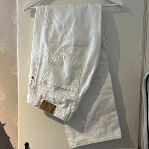 Vita jeans - Knappt avända, säljer på grund av att dom aldrig kommer till användning, bra längd för mig som är 168