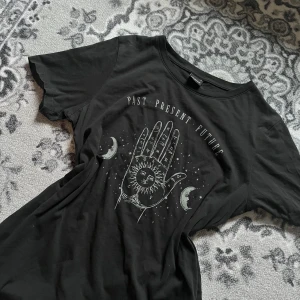 T-shirt - Måttligt använd <3