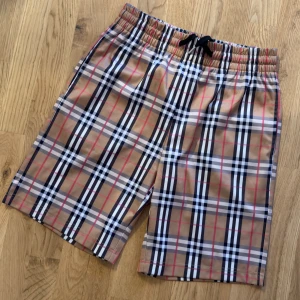 Burberry shorts  - Nya burberry short riktigt snygga till sommaren  Storlek M men passar bra till S också 